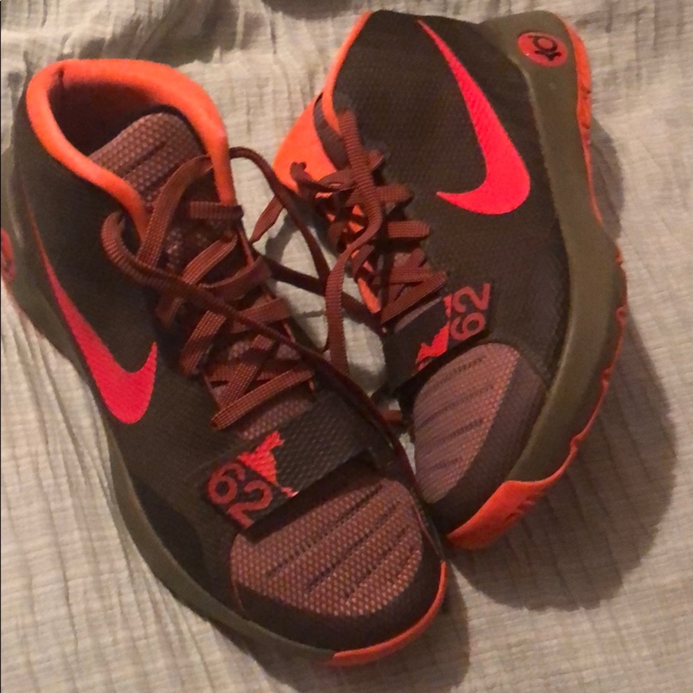 Gently used men sneaker worn at least twice